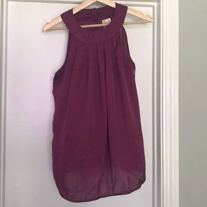Maroon round neck tank top.